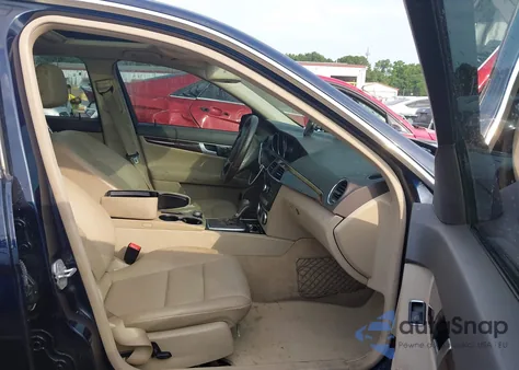 2014 Mercedes-Benz C 300 Luxury 4Matic/Sport 4Matic z USA, uszkodzony, nr VIN WDDGF8AB8EA963828